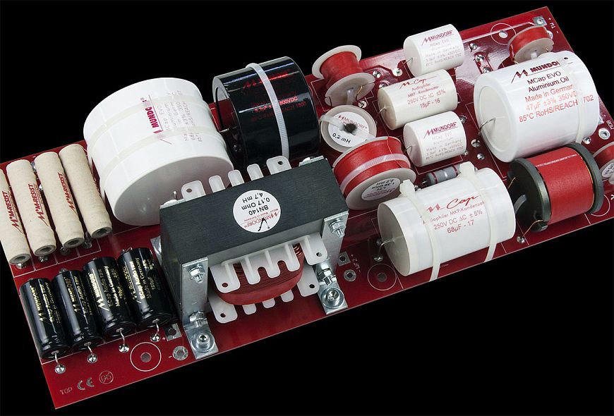 Albedo Atesia - flagship floorstanding speakers powered by Helmholtz resonators