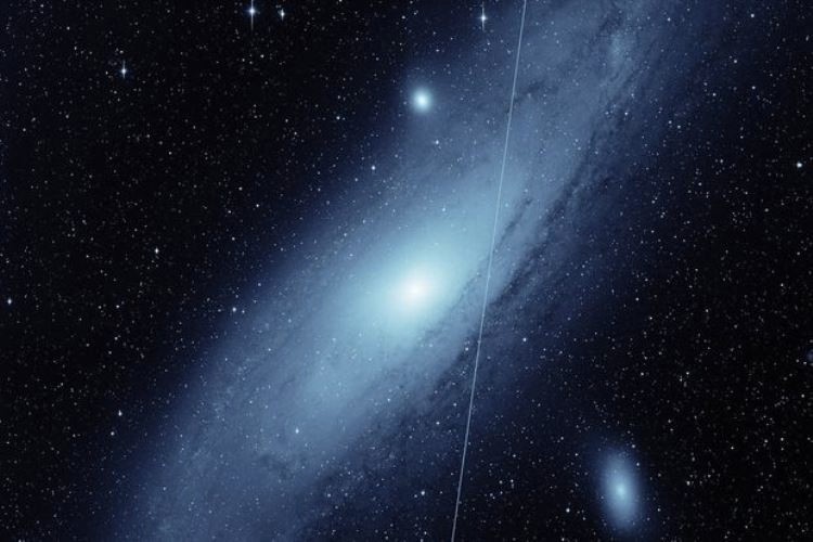 The appearance of the band due to Starlink satellites in the image The appearance of the band due to Starlink satellites in the image