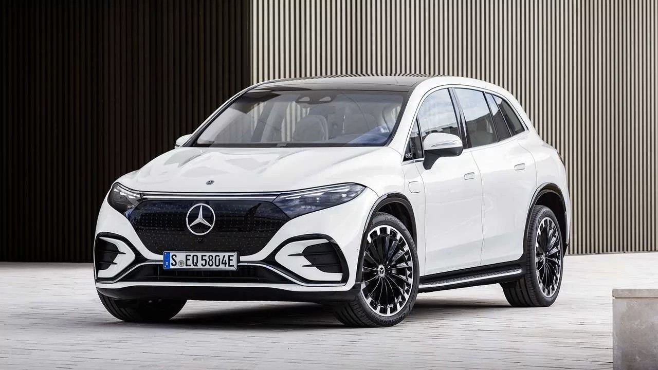 MERCEDES-BENZ UNVEILS FLAGSHIP ELECTRIC SUV EQS SUV