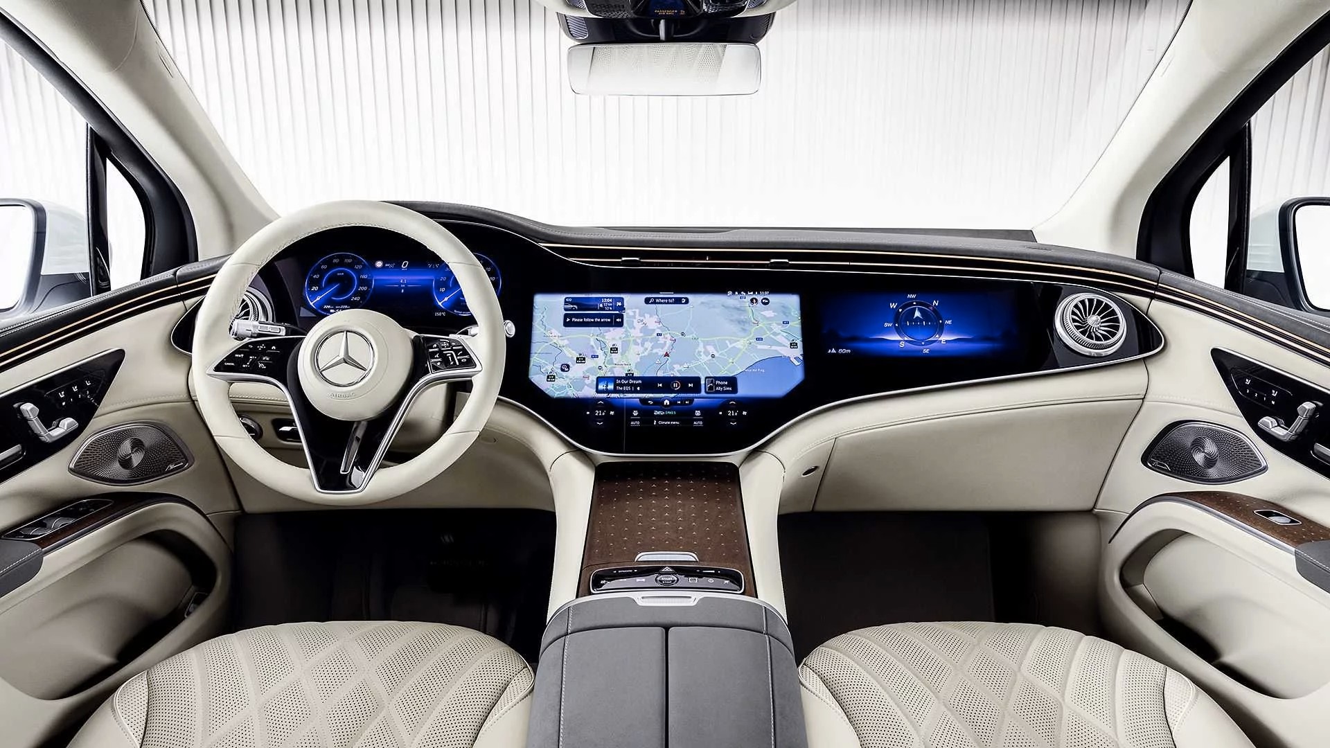 MERCEDES-BENZ UNVEILS FLAGSHIP ELECTRIC SUV EQS SUV