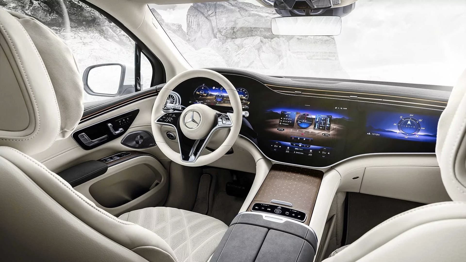MERCEDES-BENZ UNVEILS FLAGSHIP ELECTRIC SUV EQS SUV
