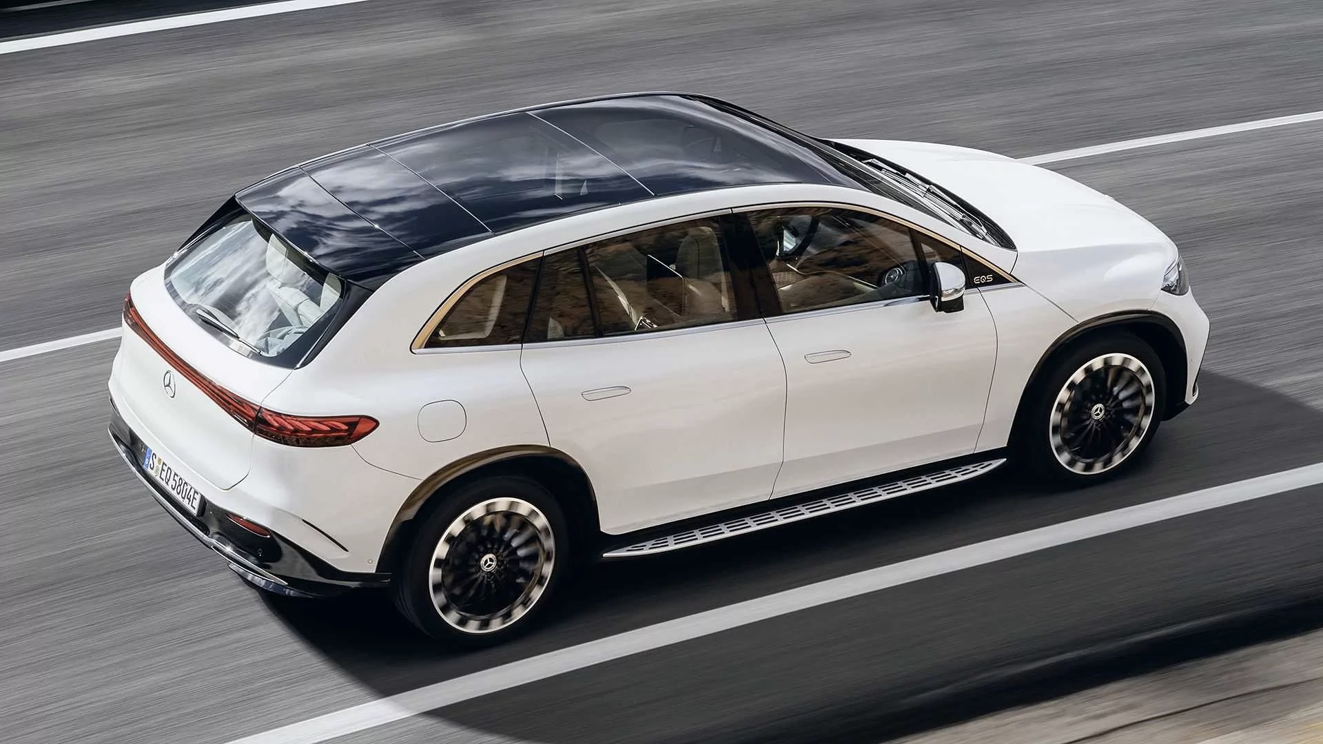 MERCEDES-BENZ UNVEILS FLAGSHIP ELECTRIC SUV EQS SUV