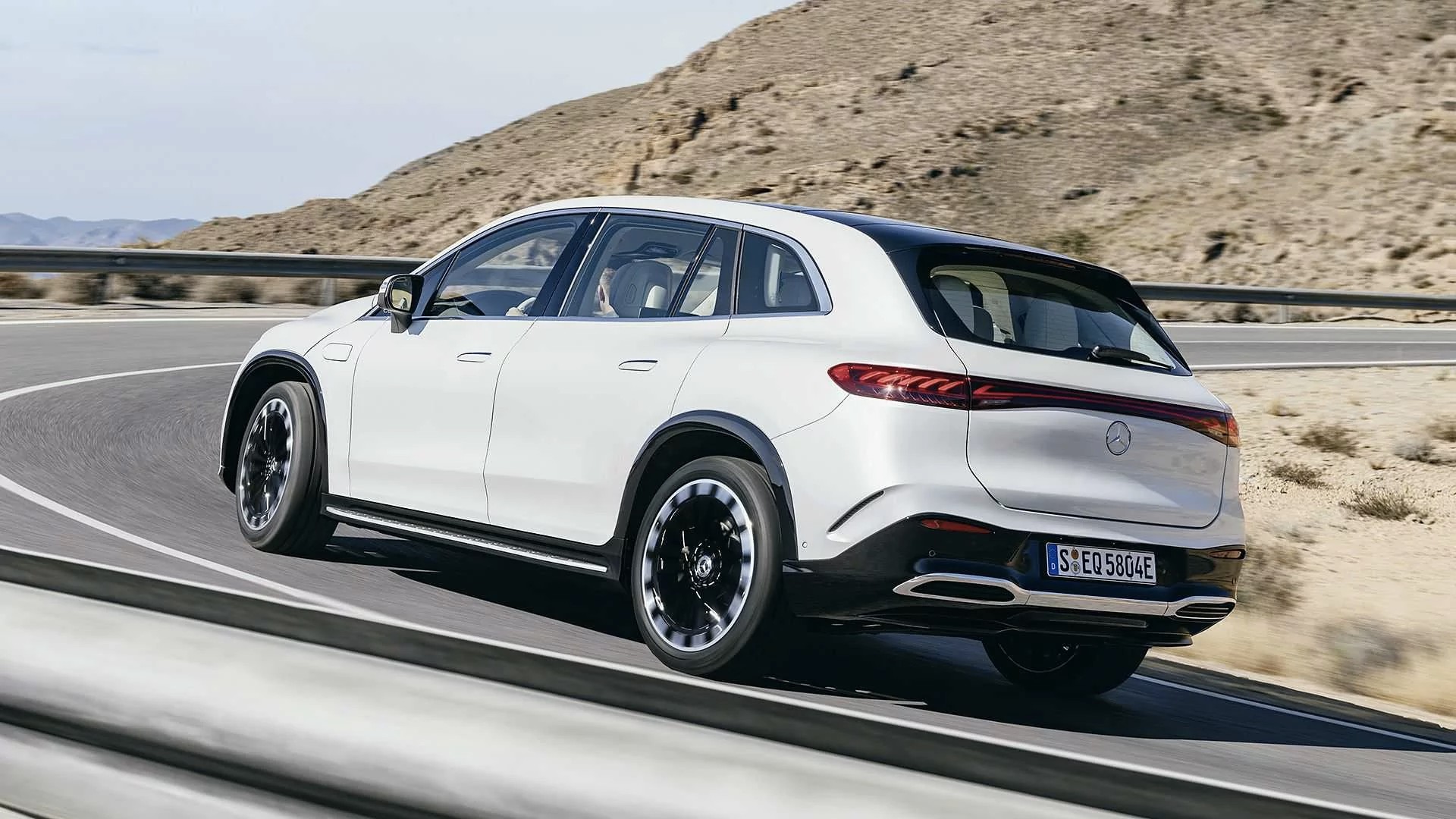 MERCEDES-BENZ UNVEILS FLAGSHIP ELECTRIC SUV EQS SUV