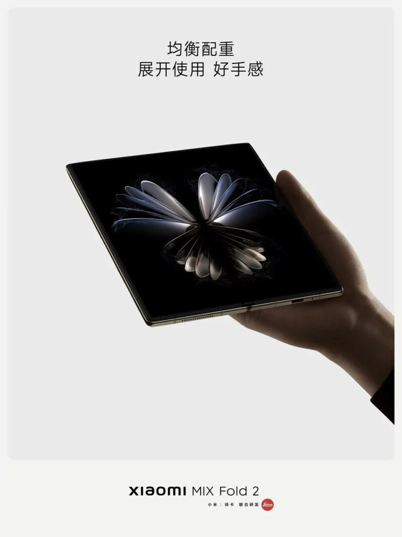 Thickness when folded 11.2 mm, unfolded - 5.4 mm, weight 262 grams, two color options (Gold and Lunar)