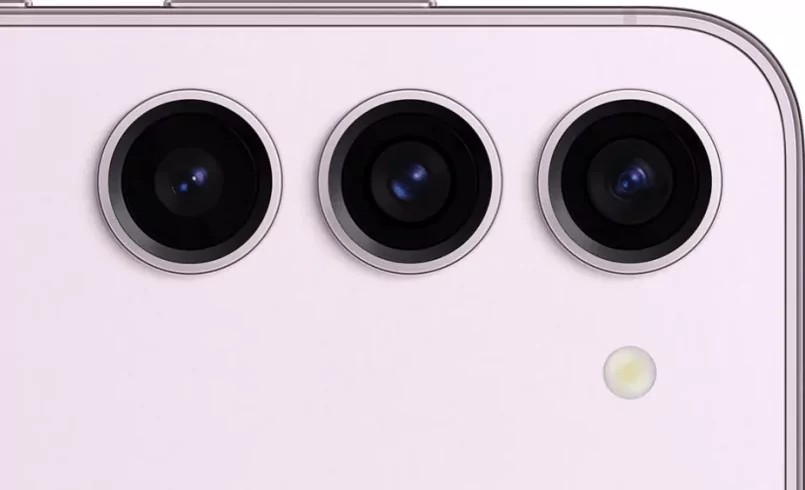 The camera no longer stands out, batteries have grown, and Wi-Fi and Bluetooth are newer. But more interesting is the rejection of Exynos