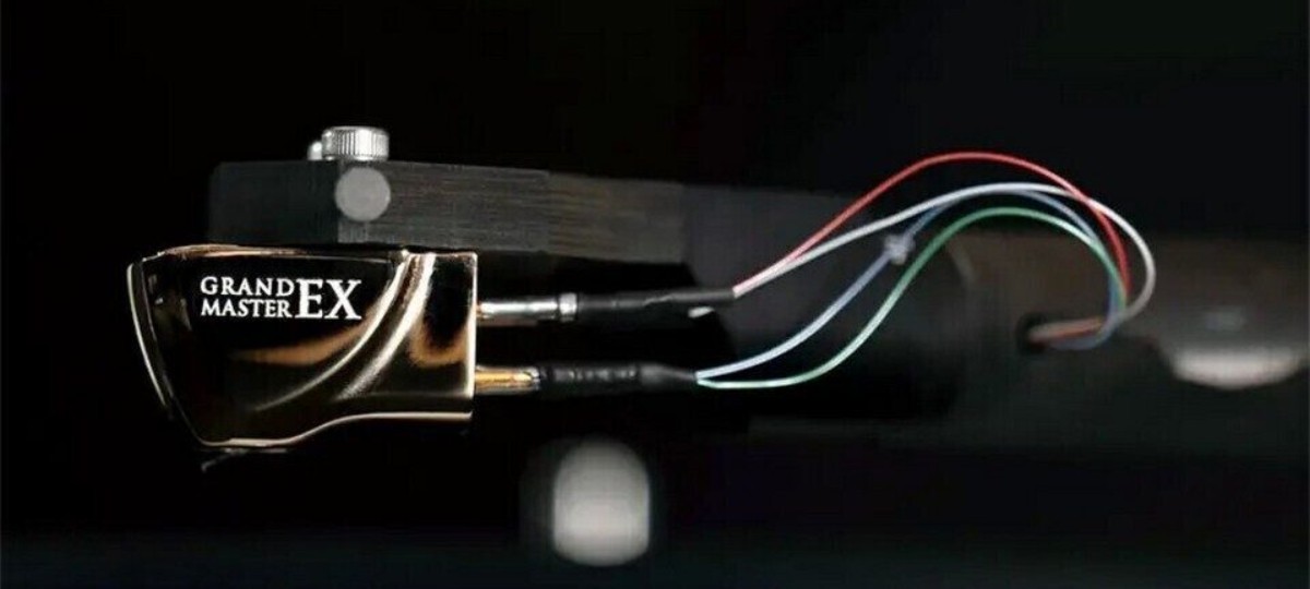 The optical-mechanical cartridge of DS audio Grand Master Extreme turntables received an all-diamond needle holder
