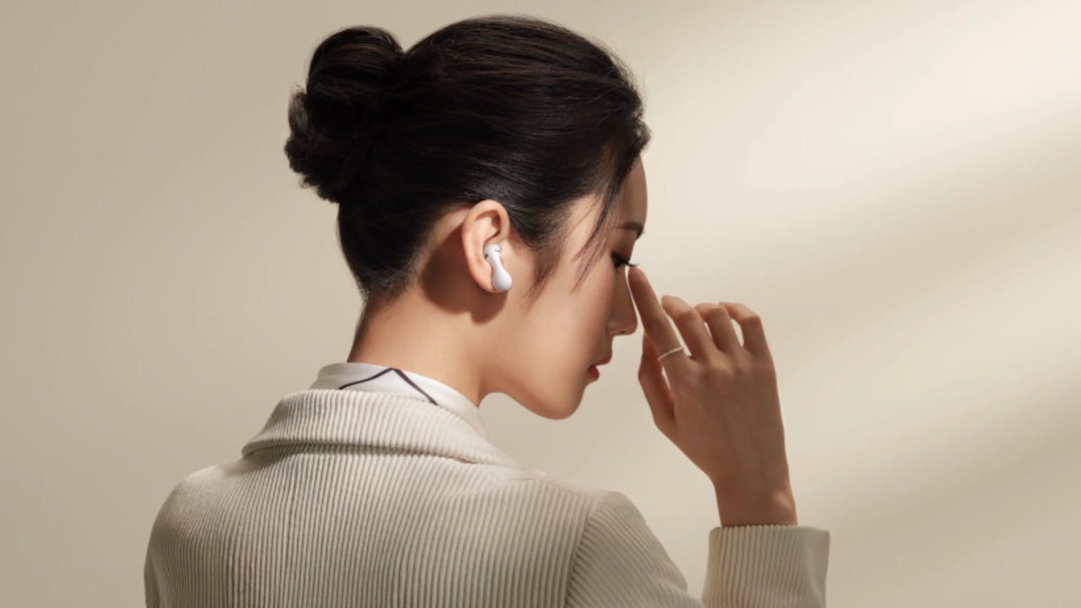 HUAWEI FreeBuds 5 are flagship earbuds with a unique design