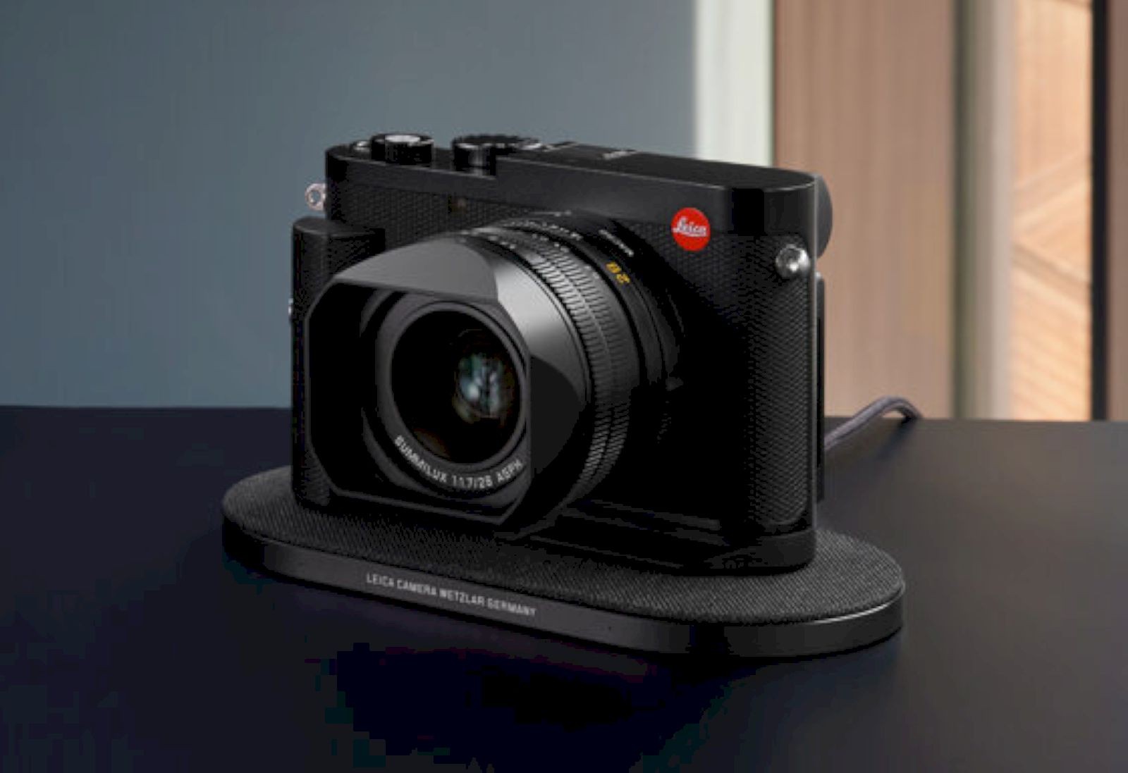 Leica introduces Drop XL wireless charger for Q3 camera