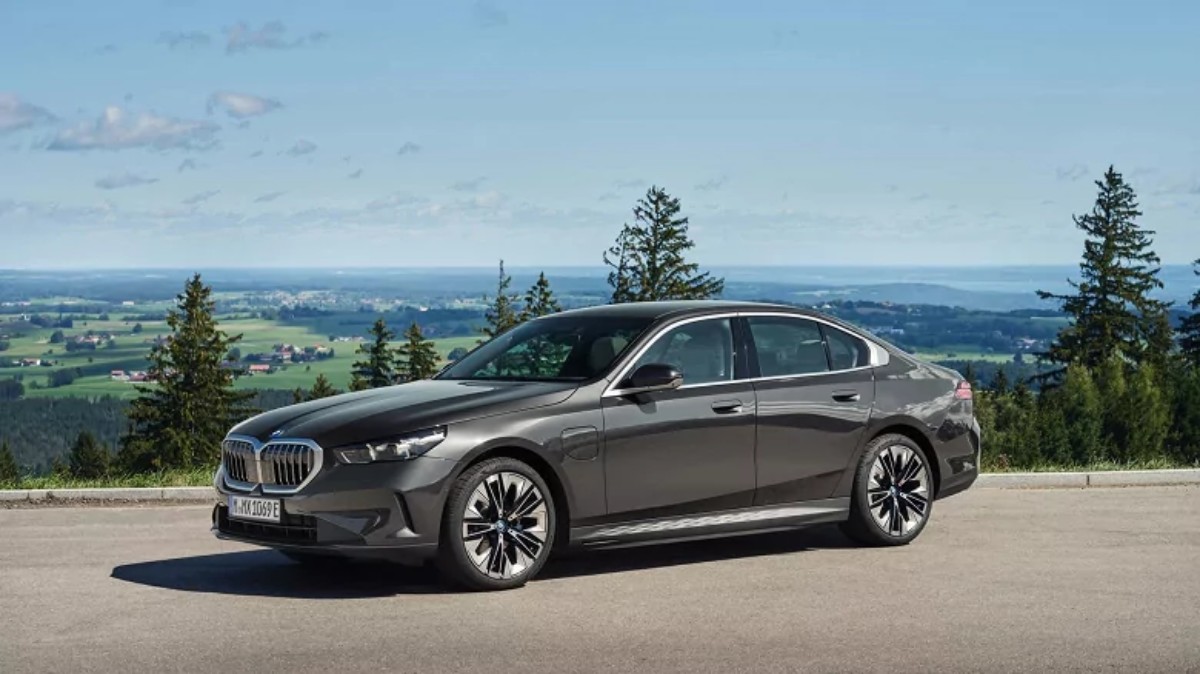 BMW 530e and 550e xDrive hybrids with eDrive introduced