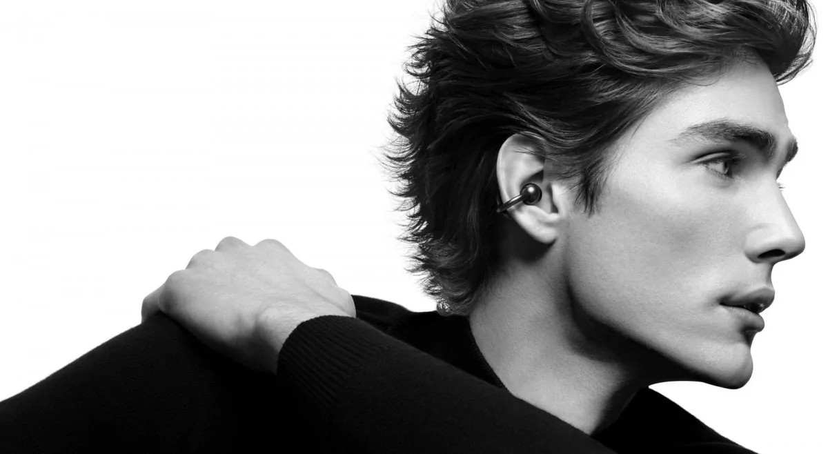 Huawei FreeClips looks great on this model. I wonder if  they will look as good on me :) 