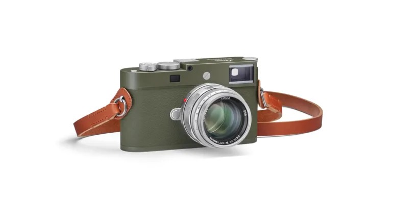 The camera differs from the basic version from 2022 in its olive-green color and leather-like finish. 
