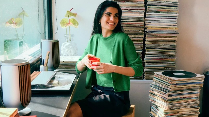 The player works in tandem with Beolab 8 speakers , which have a corresponding design and are also equipped with hazel lamellas. 