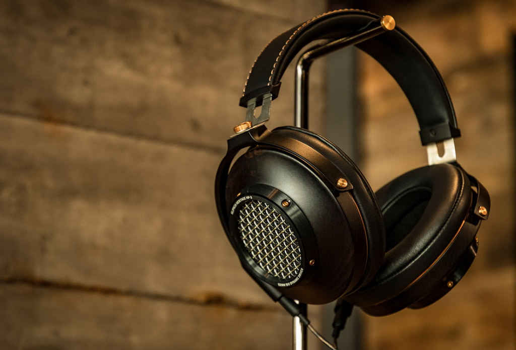 Klipsch HP-3: Heritage Materials Meet Full-Size Headphone Design 10 Klipsch HP-3 full-size semi-open headphones with wooden earcups and leather headband