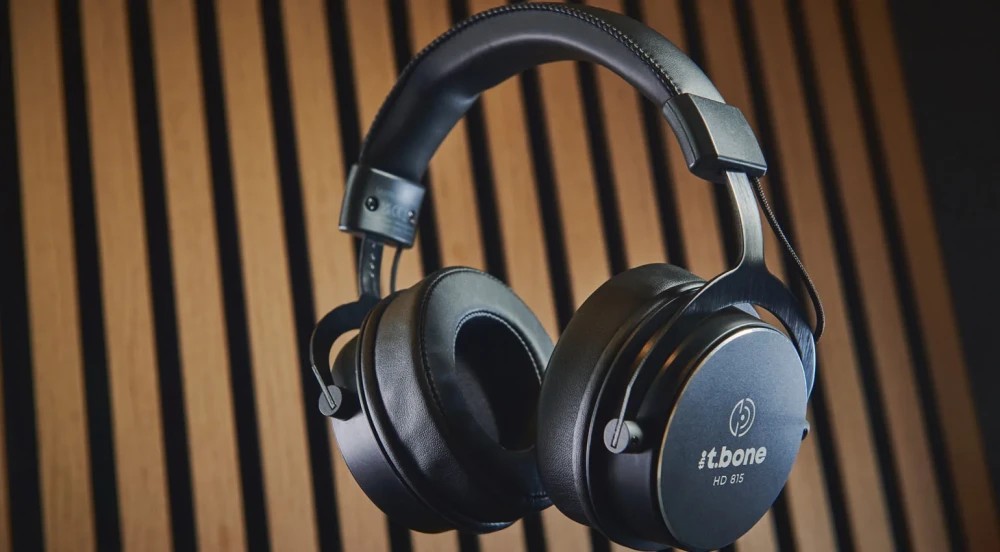 the t.bone HD 815 closed back over ear headphones for music mixing and podcasts