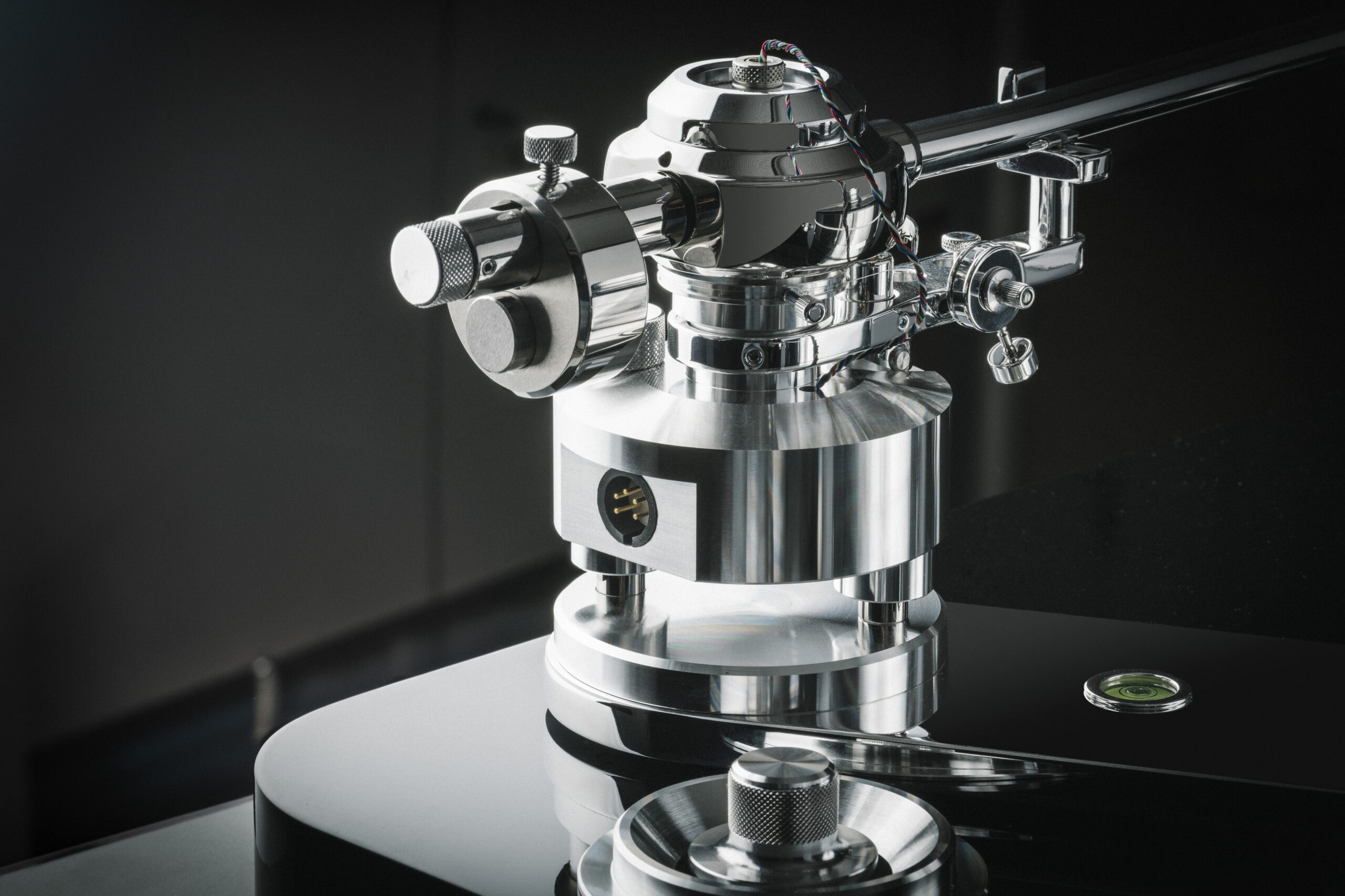 Pro-Ject Signature 12.2: A Turntable Built Around Scale, Stability and Choice 4 Pro-Ject Signature 12.2 flagship turntable with 12-inch S-shaped tonearm and substantial aluminum platter