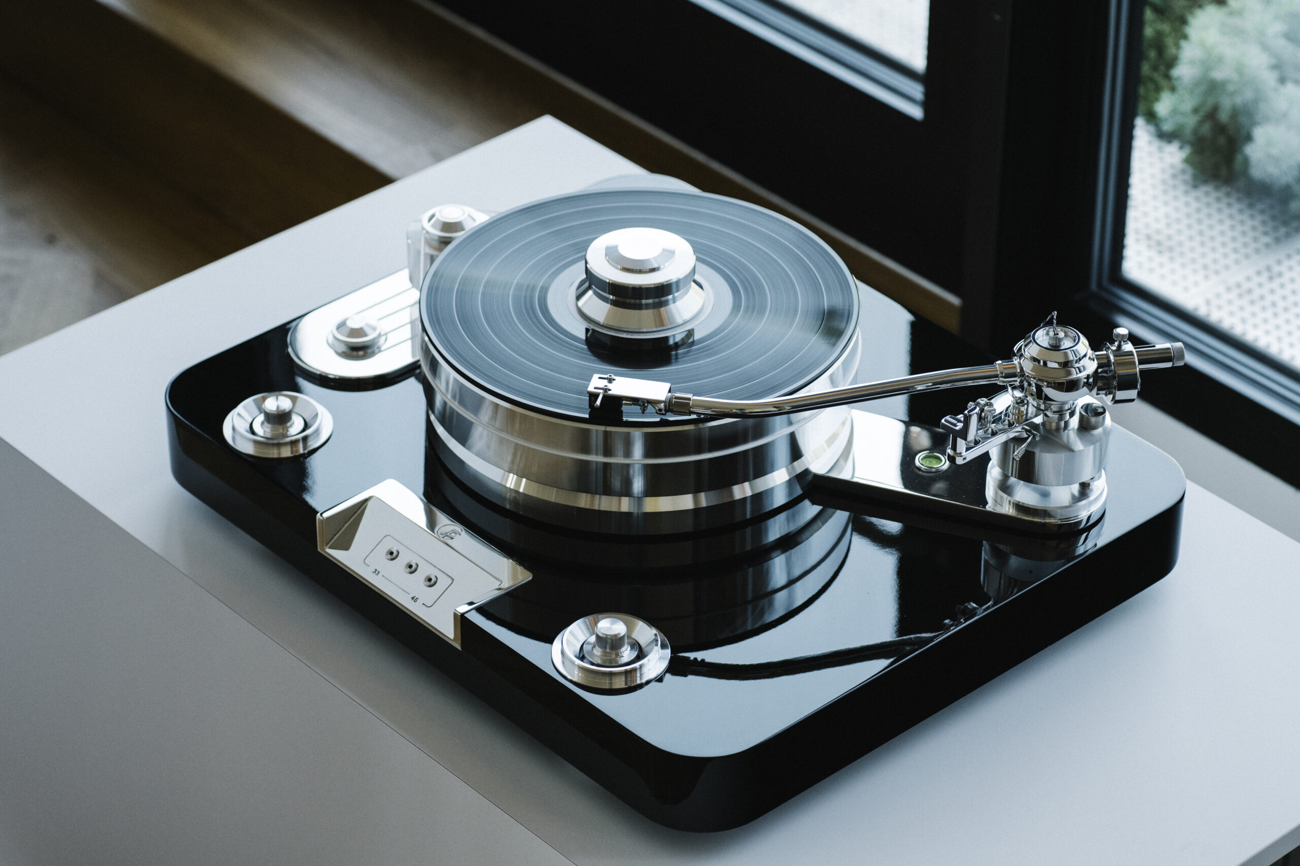 Pro-Ject Signature 12.2: A Turntable Built Around Scale, Stability and Choice 6 Pro-Ject Signature 12.2 flagship turntable with 12-inch S-shaped tonearm and substantial aluminum platter