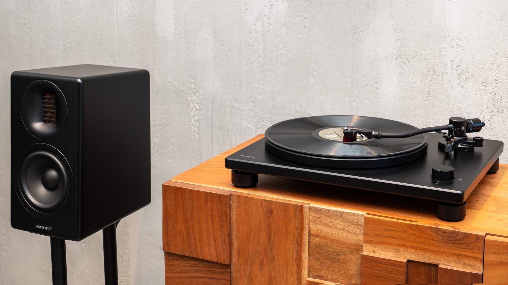 Sonoro Platinum Automatic EAS: Vinyl Convenience Without a Closed System 8 Sonoro Platinum Automatic EAS semi-automatic turntable with rounded chassis and dust cover