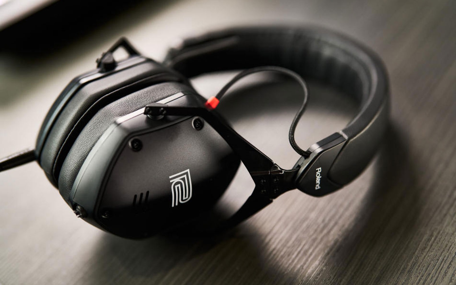 Roland VMH-S100: Ergonomic over-ear headphones designed for studio recording 6 20250131110708 2025 01 31 RolandVMH