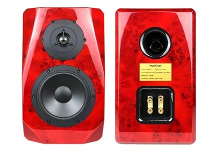 Musician Knight 1: Elegantly crafted bookshelf speakers 3 MUSICIAN Knight combines thoughtful engineering solutions and exquisite appearance, creating a unique listening experience.