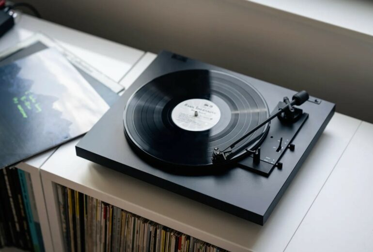 Pro-Ject Audio Unveils the Automat A1.2: A Sleek, Upgraded Automatic Turntable for Effortless Vinyl Playback 19 Pro-Ject Automat A1.2: a fully automatic turntable featuring an integrated phono amplifier, delivered in a ready-to-use condition.