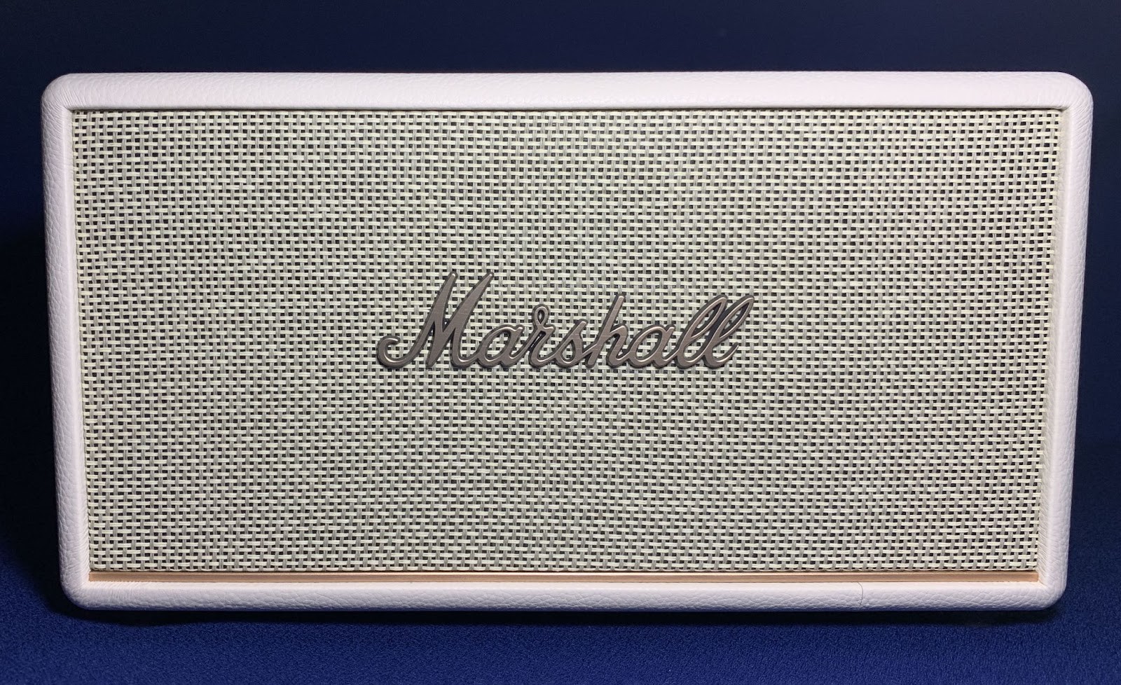 The Marshall Stanmore III combines various materials that give the speaker a premium look and durability: