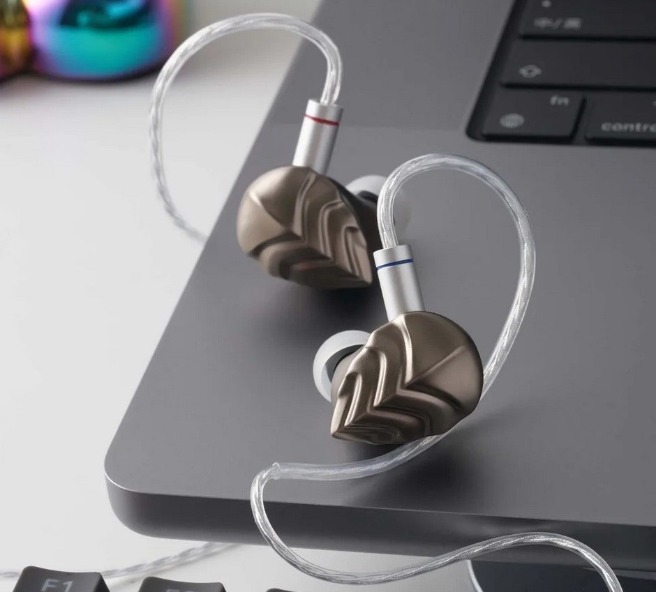 The core is a 12 mm dynamic driver with a 91% pure magnesium dome. 