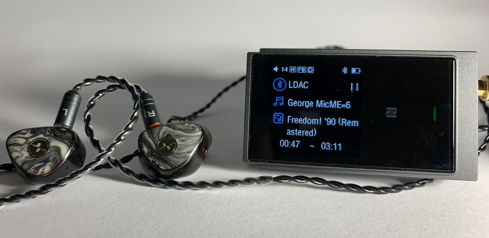 The most convenient scenario is this: when you get home, put the UP6 on charge from the USB port, do your own thing for a few hours, and then continue listening. In this, it resembles the Apple Watch with its daily recharging.