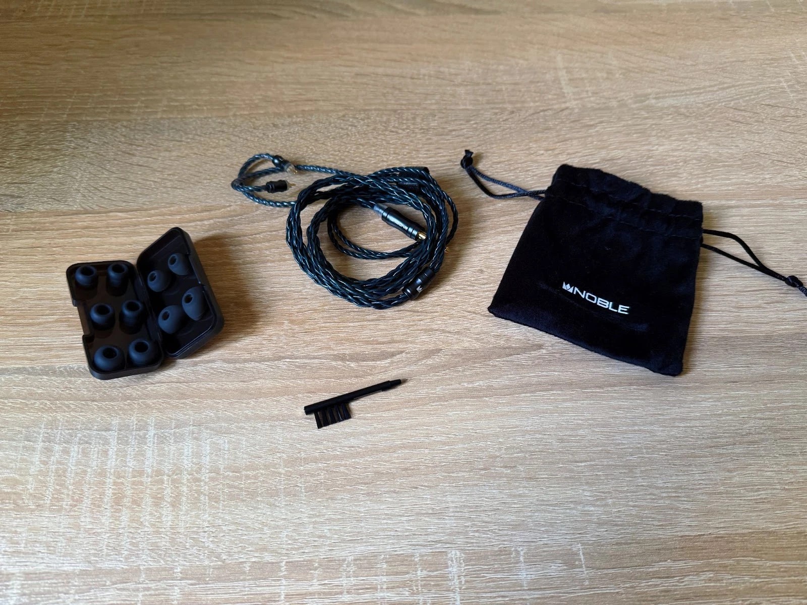 The set of accessories is not extremely generous, but somehow very pleasant in its laconicism