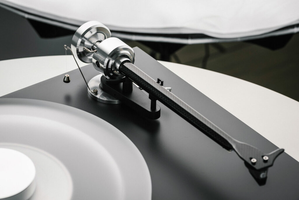 How to Set Up and Connect a Turntable: Leveling, Belt Drive, Phono Stage, and First Playback 8 Belt-drive turntable setup with platter, tonearm, cartridge, RCA cables, ground wire, and phono stage connection