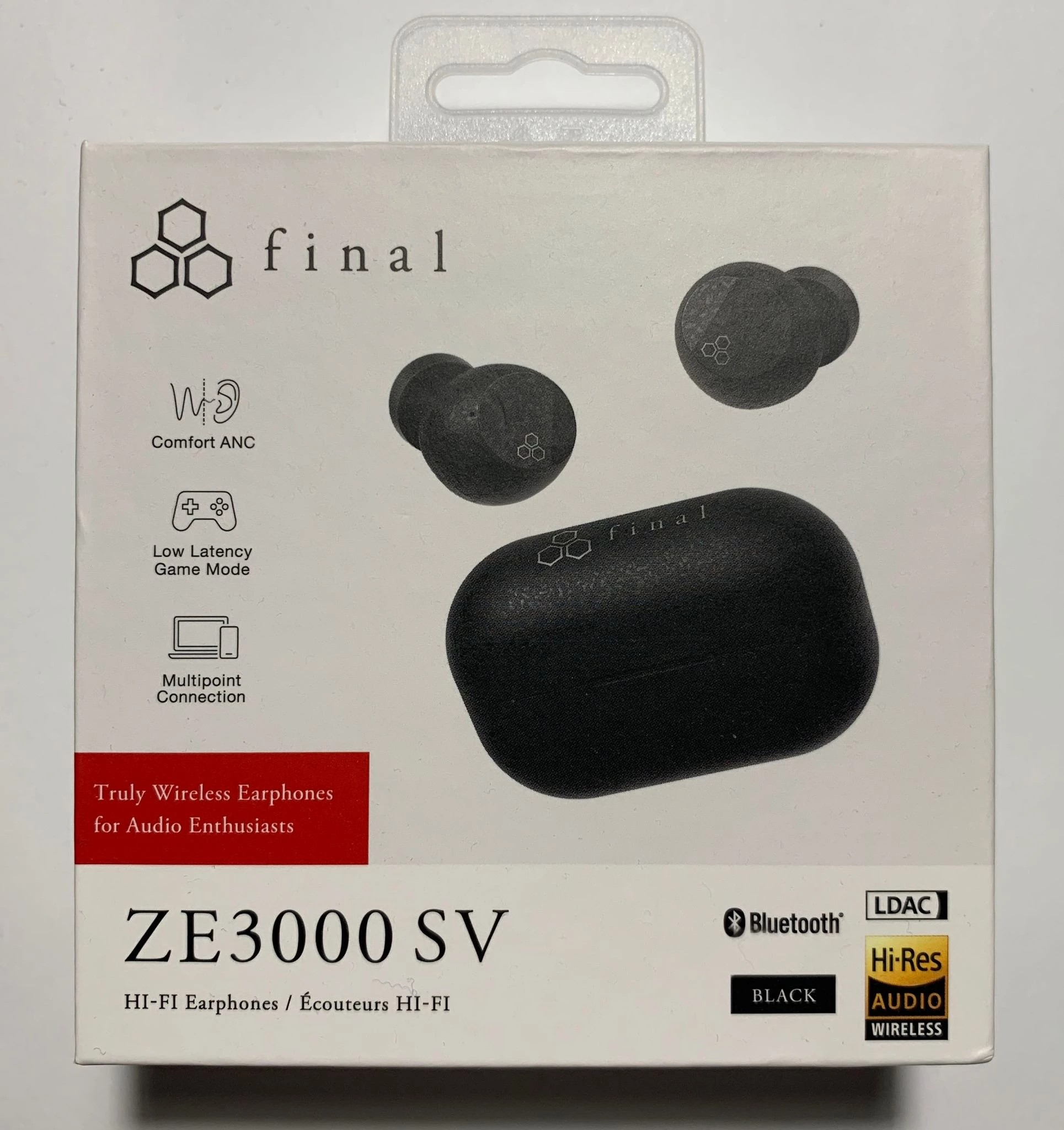 The Final Audio ZE3000 SV headphones come in a compact snow-white cardboard box. It is small and quite flat, which causes a slight surprise - as if you wonder what was put there.