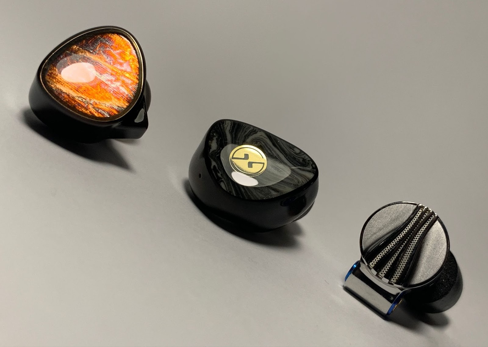 Their soft, enveloping manner of presentation literally immerses the listener in the music, creating a feeling of comfort. This is the complete opposite of sharpness and excessive analyticality.