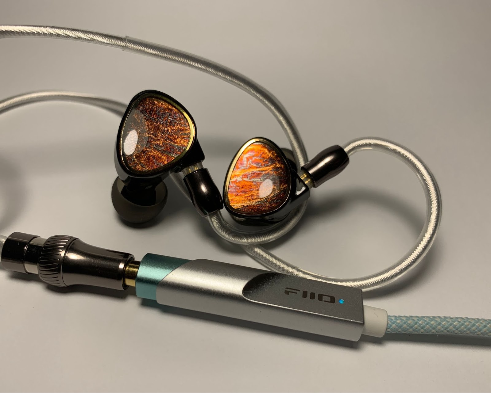 As for the Shanling Tino + FiiO KA11 combination , it demonstrates a light and airy delivery. Deep bass becomes less accentuated, while mid and high frequencies are drawn more clearly, which makes the sound, to some extent unexpectedly, more analytical. 