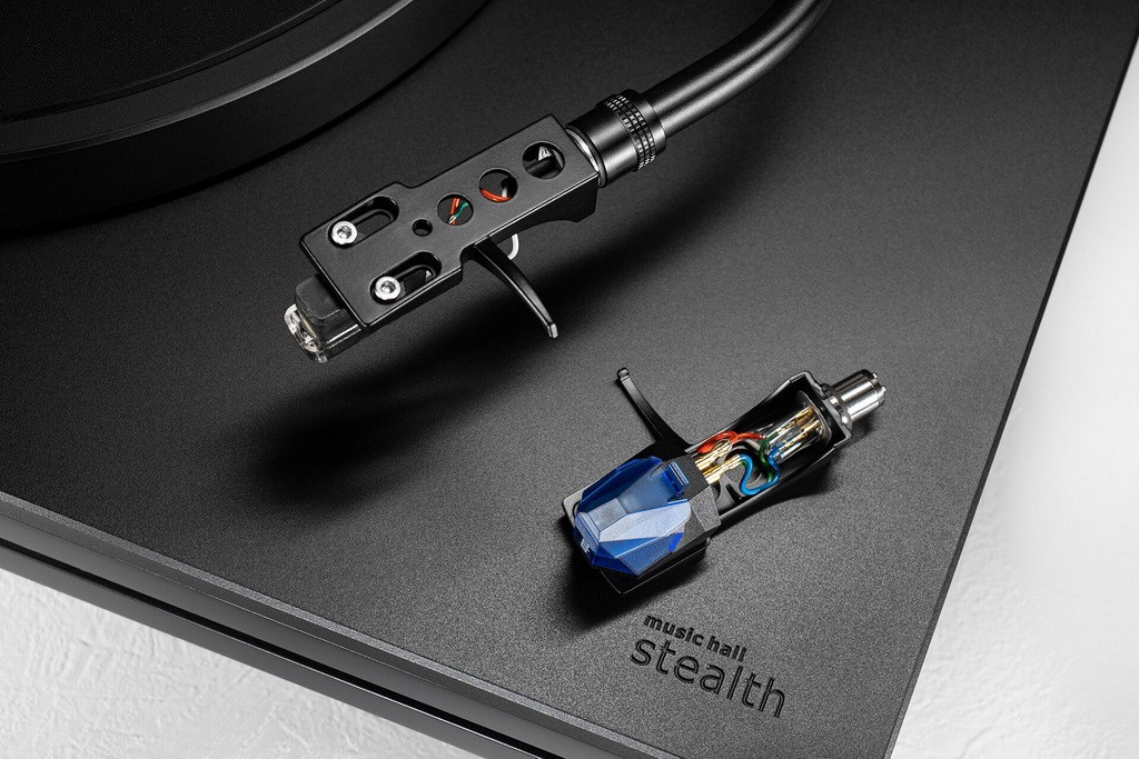  It would seem that the distance between the tonearm and platter axes is 215 mm, and everything should line up perfectly, but in reality, if you build the cartridge using the Baerwald method, the dots aren't quite where you'd expect