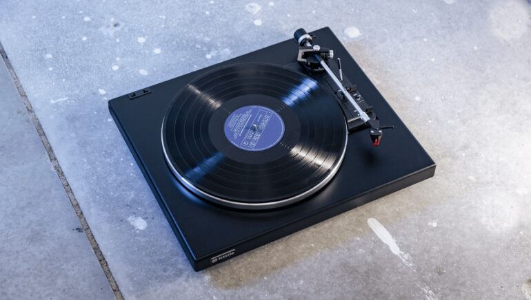 Rekkord Audio F400: German-built automatic turntable with Ortofon 2M Red and floating sub-chassis 8 Rekkord Audio F400
