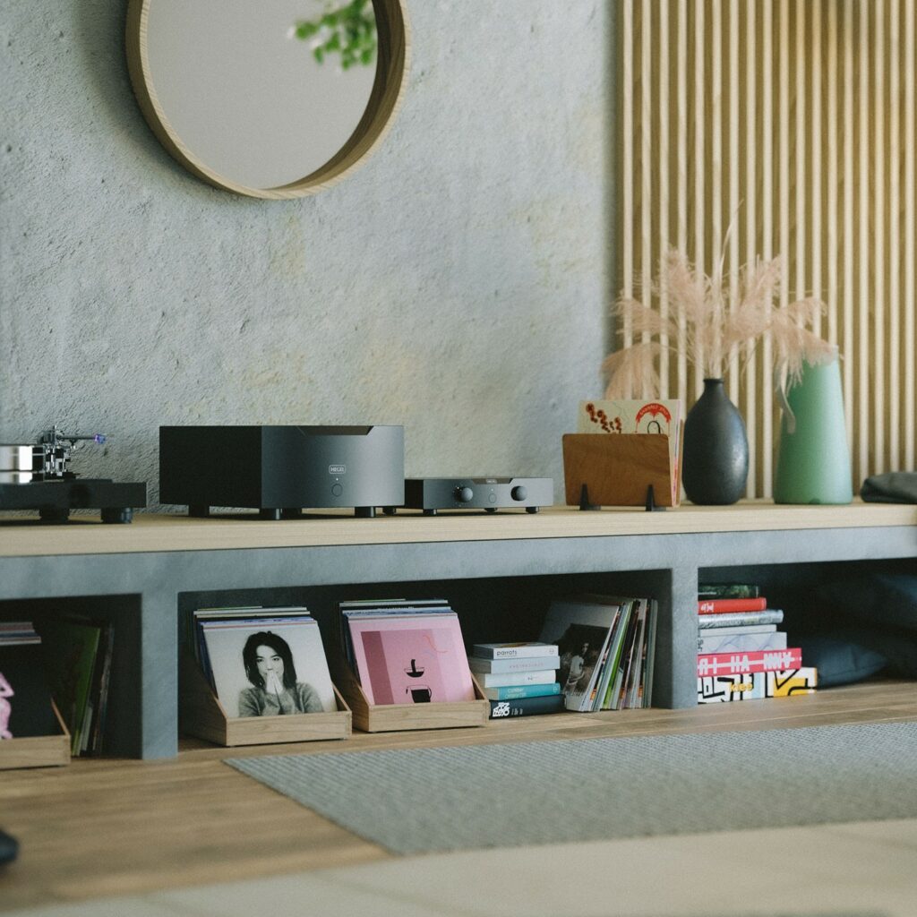 With the H30A, you can concentrate on enjoying the amazing soundstage, the abysmal and controlled bass and the countless details that you didn't know were in the music until you heard it on the H30A.