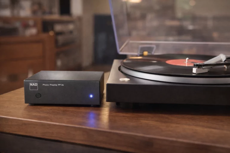 NAD PP 2e: A Compact MM/MC Phono Preamp That Brings Vinyl to Life 26 NAD PP2e is a compact MM/MC phono preamplifier that delivers clean RIAA equalization, low noise, and true vinyl warmth for any turntable system.