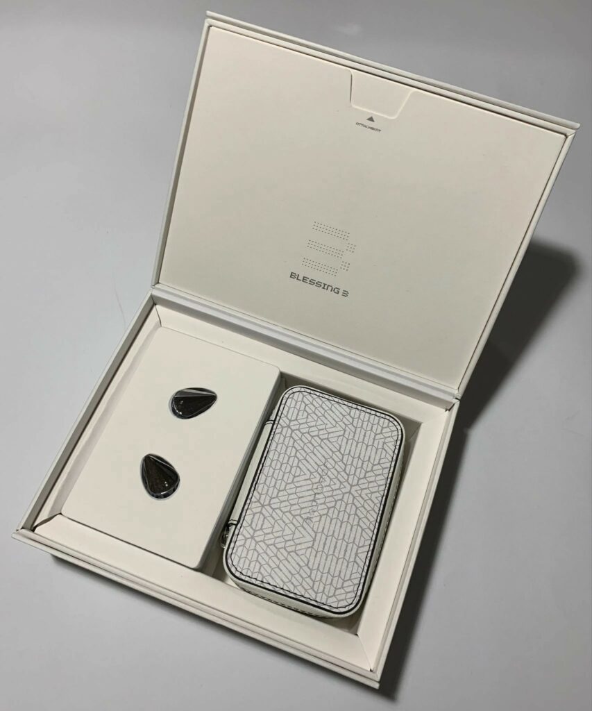 The box opens in a rather unusual way. At first it seems like there is a magnetic lid, then you try to lift it up as if it were a regular box. But in practice, everything turns out a little differently: the upper part simply lifts up, like the lid of a chest.