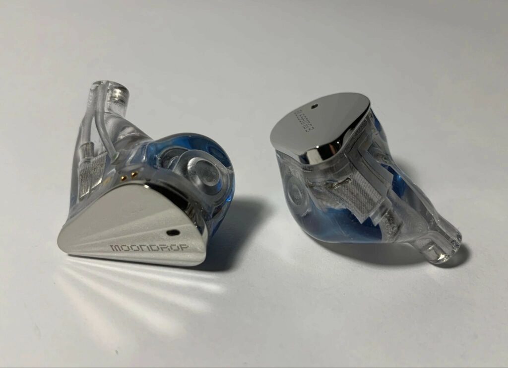 The headphone housings themselves are slightly larger than average in size — I’ve seen noticeably more massive solutions in my life.