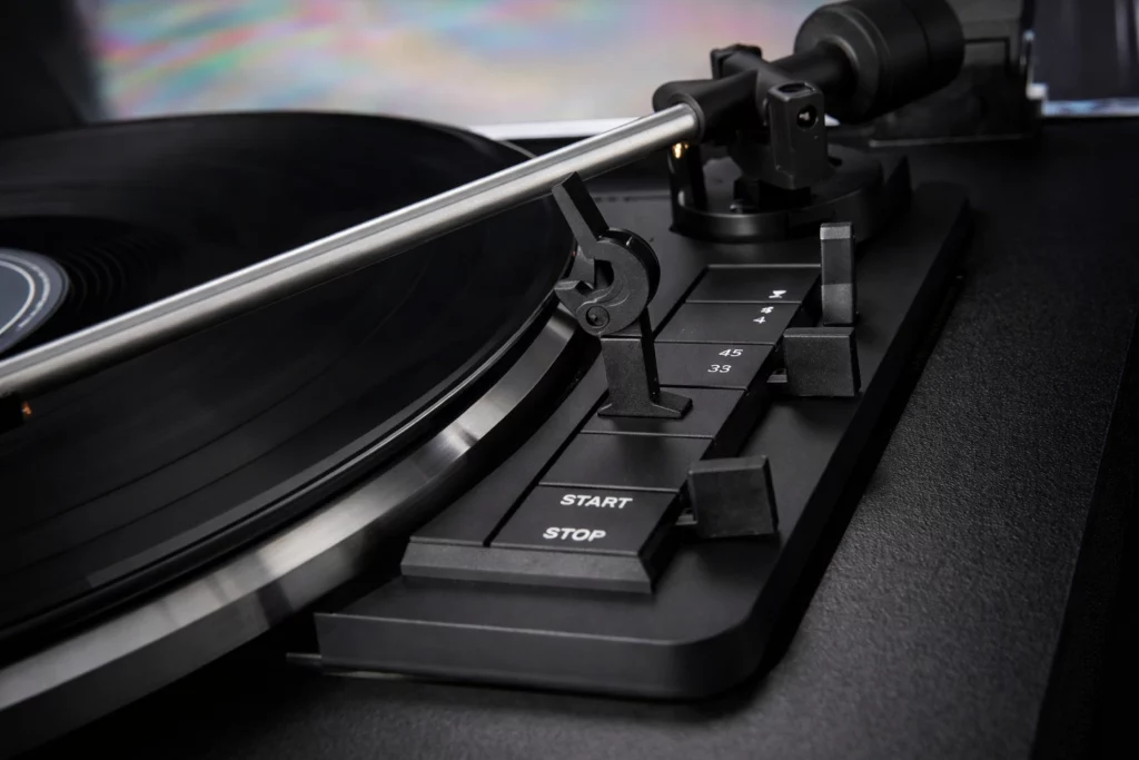 Five Turntables Compared: The Right Deck for Every Listener 2 REKKORD Audio F110P is a fully automatic, German-made turntable with built-in phono stage, easy setup and warm analog sound—perfect for effortless vinyl listening.