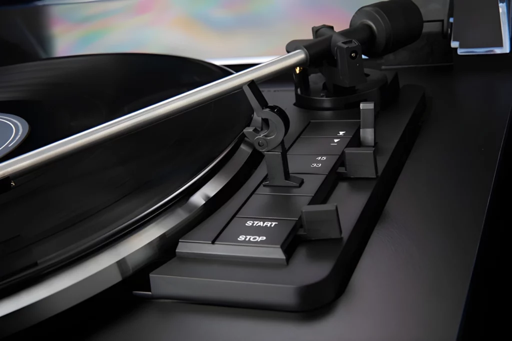 How to Set Up and Connect a Turntable: Leveling, Belt Drive, Phono Stage, and First Playback 10 REKKORD Audio F110P is a fully automatic, German-made turntable with built-in phono stage, easy setup and warm analog sound—perfect for effortless vinyl listening.