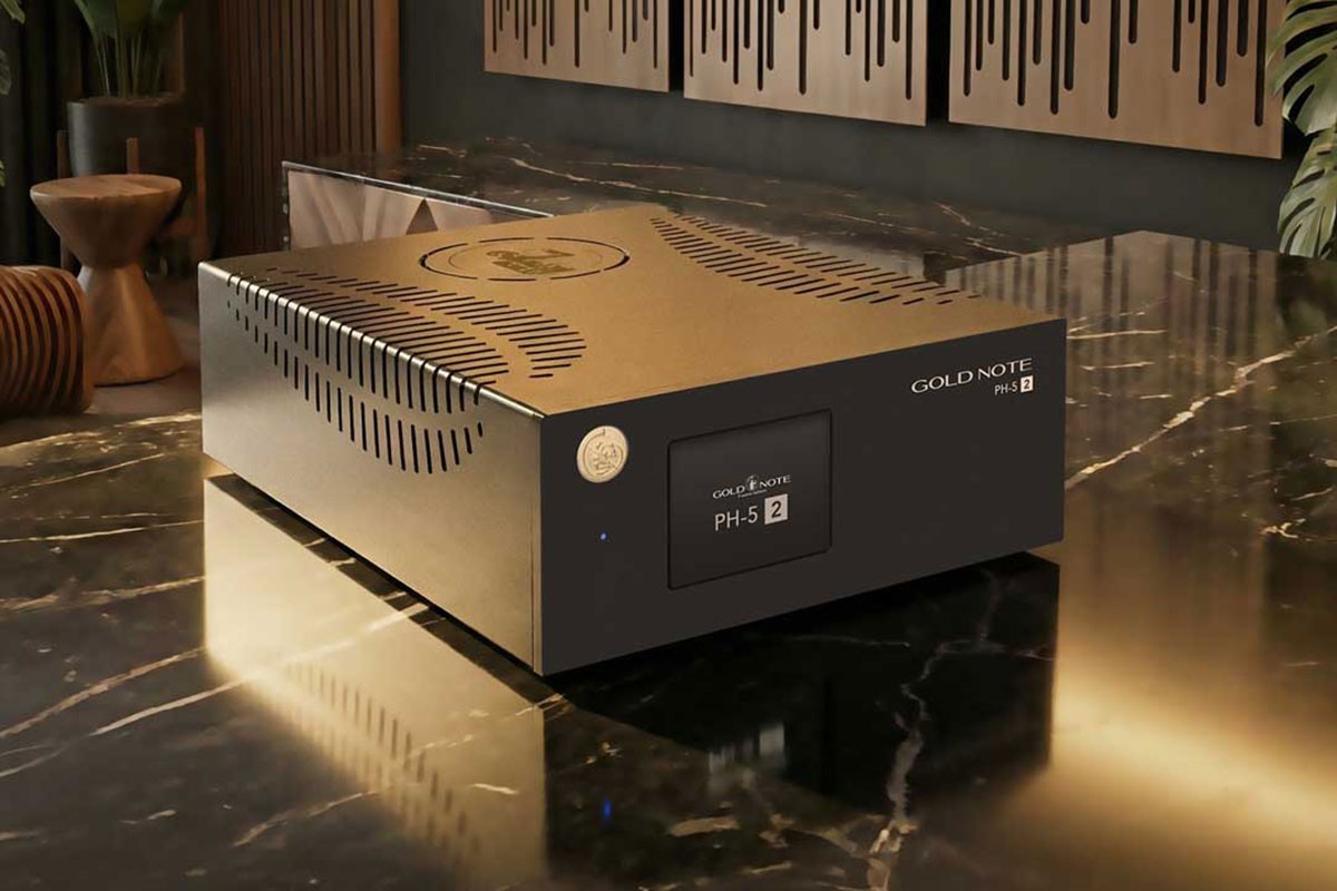 The Gold Note PH-5.2 phono preamplifier features a newly designed power supply unit, which, according to the manufacturer, is engineered for high stability and low interference.