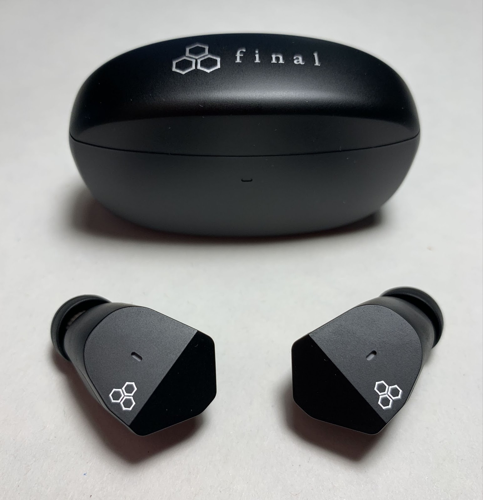 In terms of build quality, the case has a little play of about 0.5 mm and this is noticeable when it is closed, in terms of the quality of the plastic, what can I say, it is ordinary here, but considering the price there are no questions, everything is at an average level. 