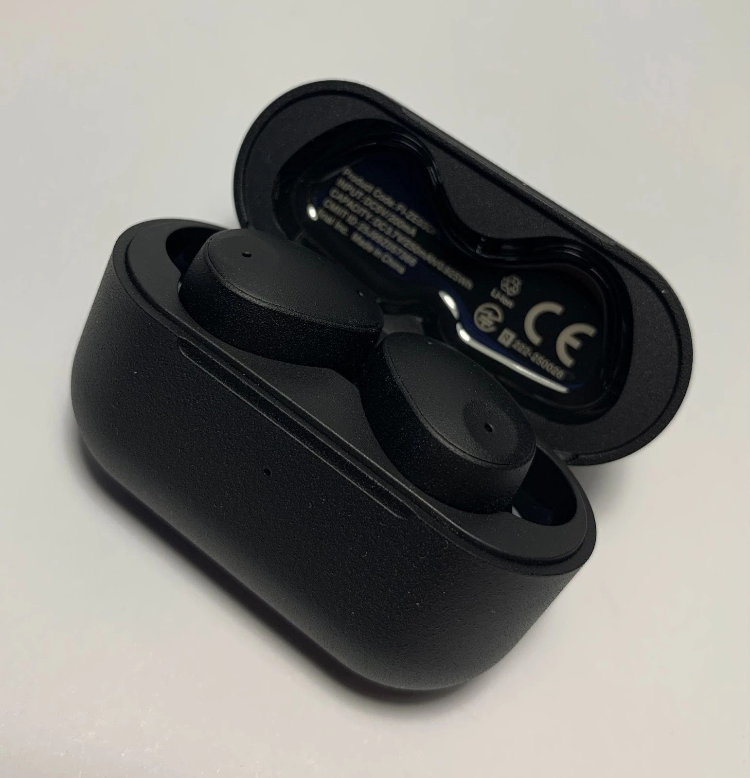 The case has a glossy surface inside - this is a very common solution, especially in the budget segment, so you shouldn't expect anything else here. 