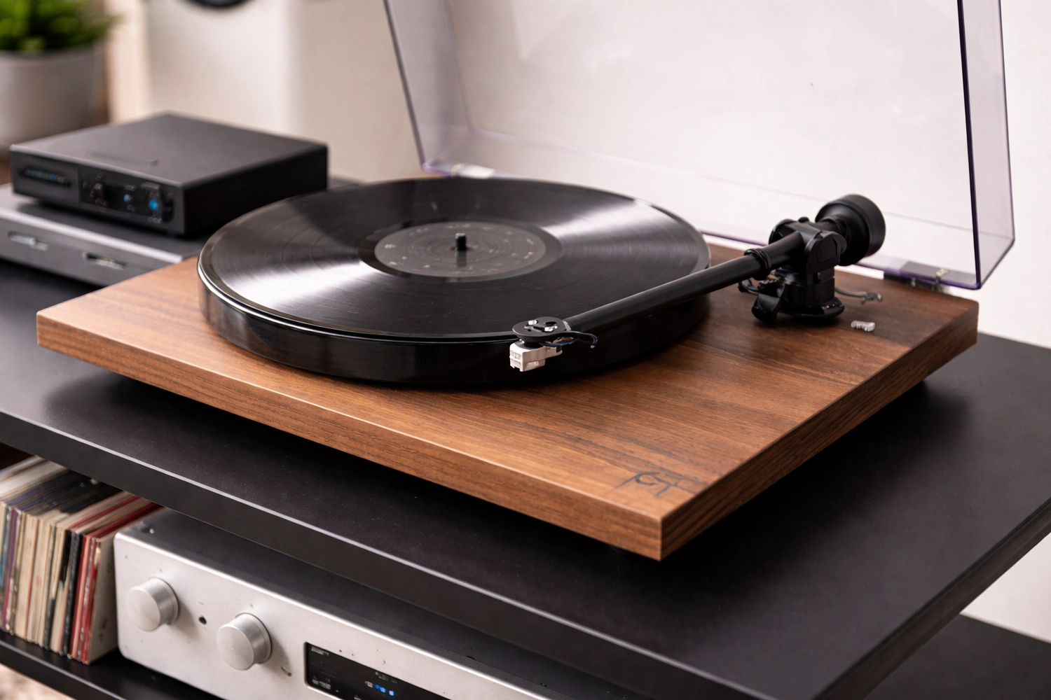 The player has two rotation speeds, which is quite expected. The method of changing speeds is also traditional - you need to throw the belt onto another pulley of the motor.