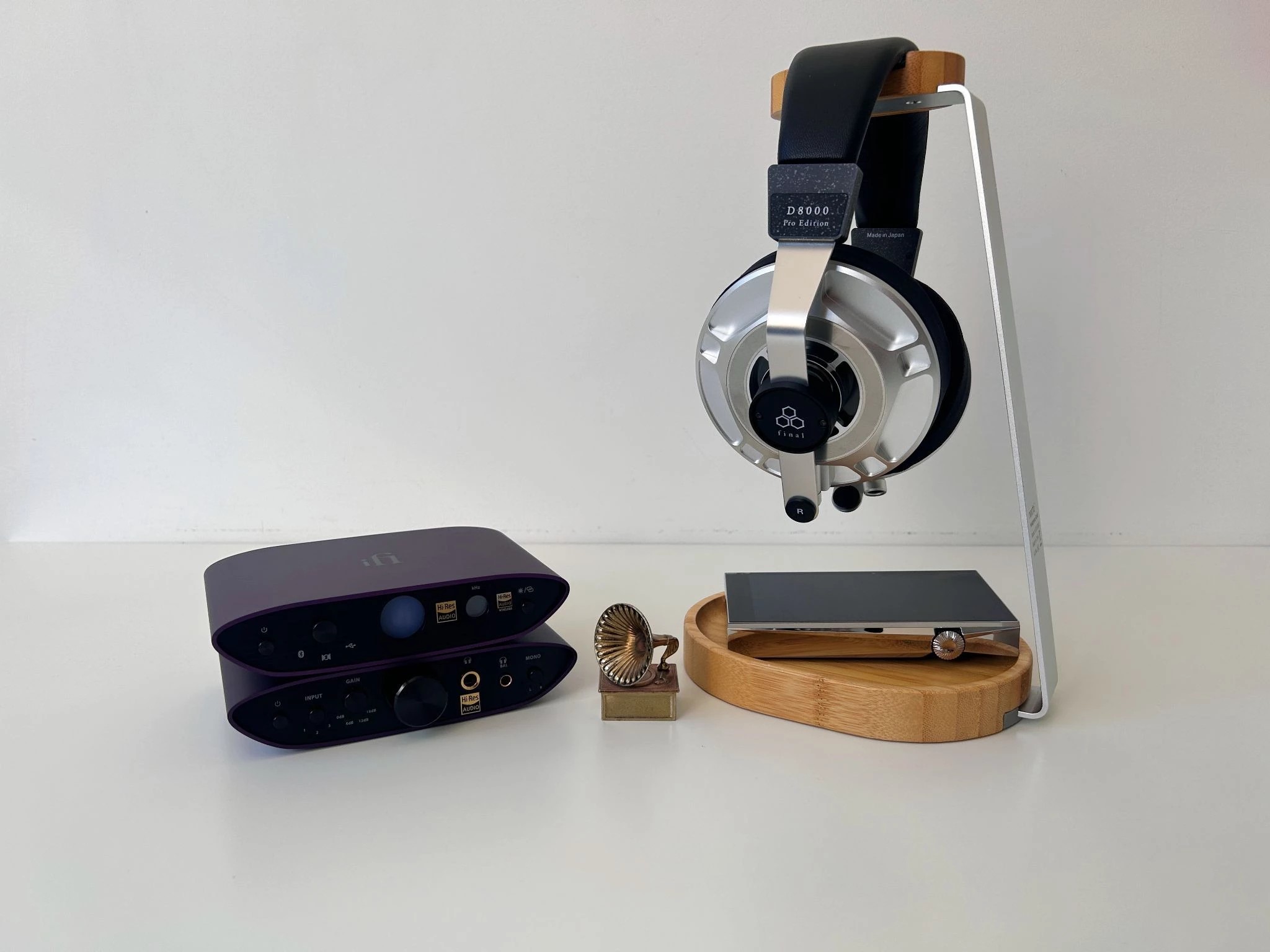 The logical next step. I will note right away that professionally I still remain a fan of portable Hi-Fi players