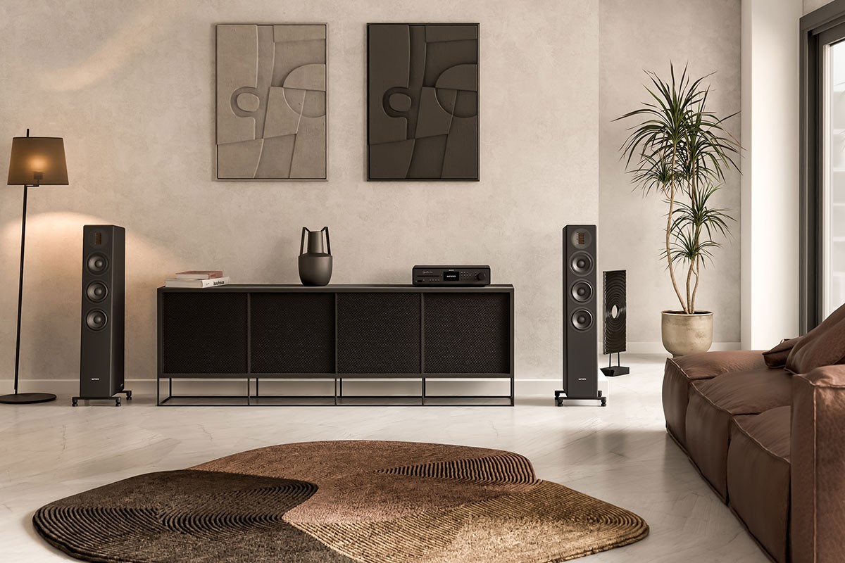 A floating aluminum front and Diamond Grip volume control underline the receiver’s premium Signature identity.