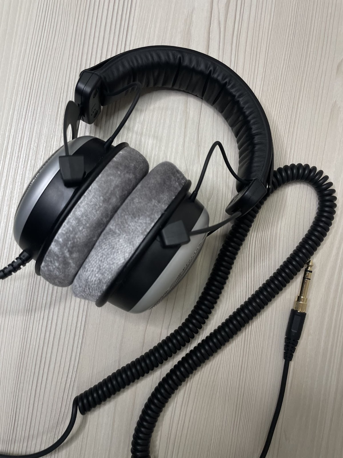 Beyerdynamic DT 880 PRO have an impedance of 250 ohms, so to properly power them and unleash their potential, you need a powerful DAC/amplifier.