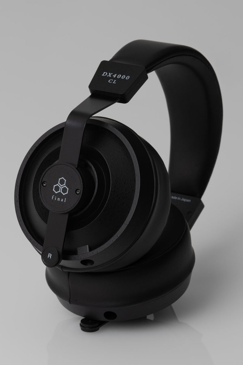 Final DX4000CL: A Closed-Back Headphone Built for Serious Private Listening 11 Thick memory-foam ear pads improve comfort while optimizing the distance between the driver and the listener’s ear.