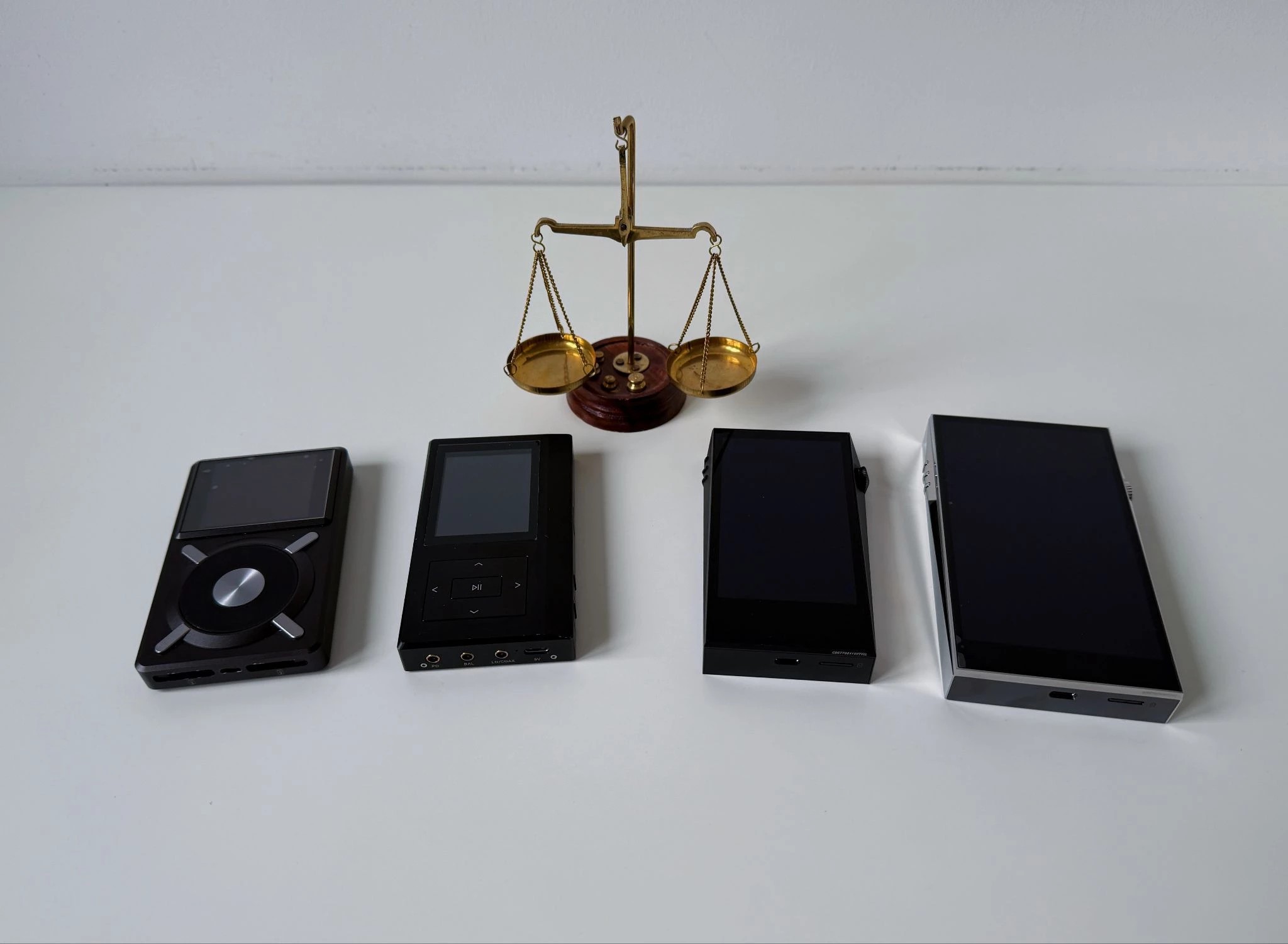 I remember when I came to the hobby, my attitude towards vintage fans was rather ironic. I sincerely did not understand why even reviewers, testing many new devices, use old equipment to listen to music in their everyday lives, without betraying it for years.