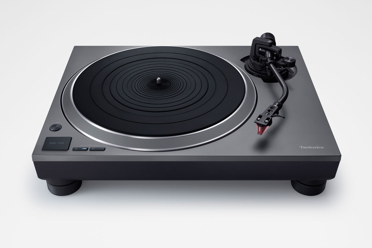 The Technics SL-1500CS blends classic direct-drive design with modern ΔΣ-Drive motor control for ultra-stable playback.